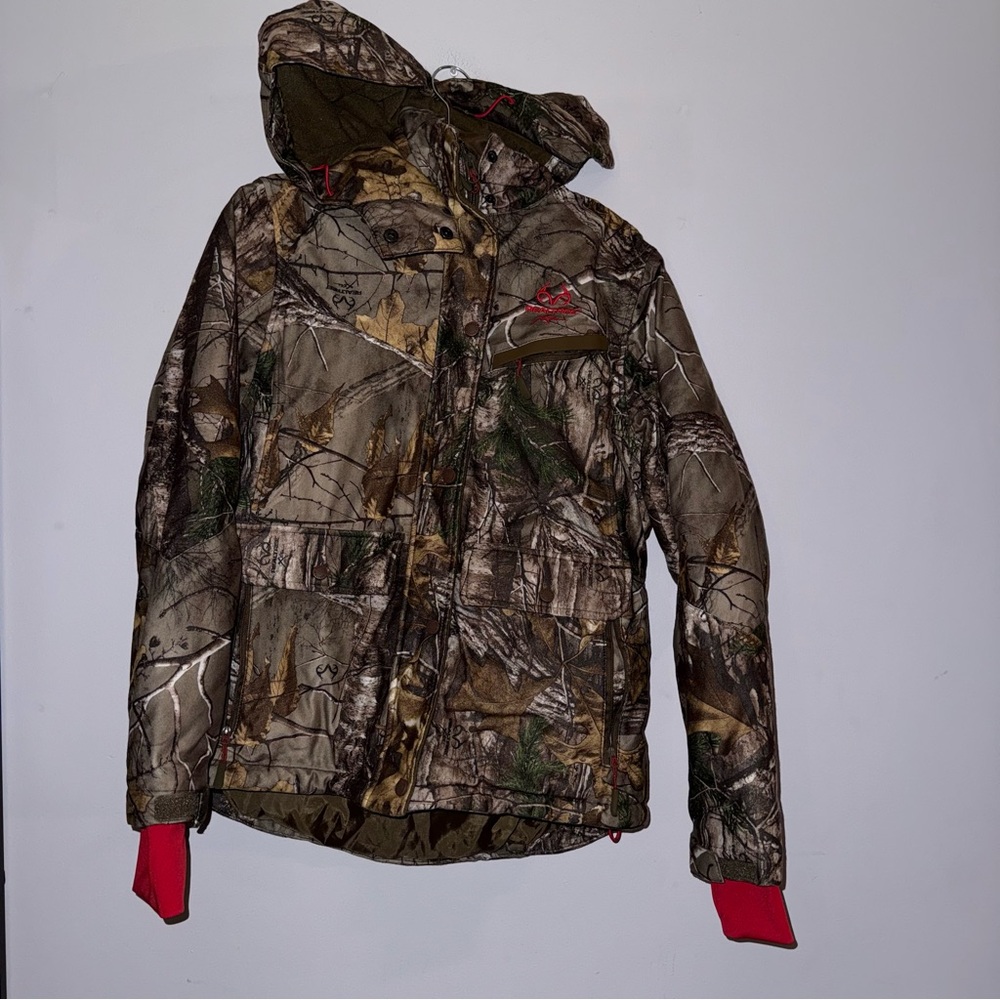 Women’s size large realtree coat camo pink thick lots of pockets, detachable hoo